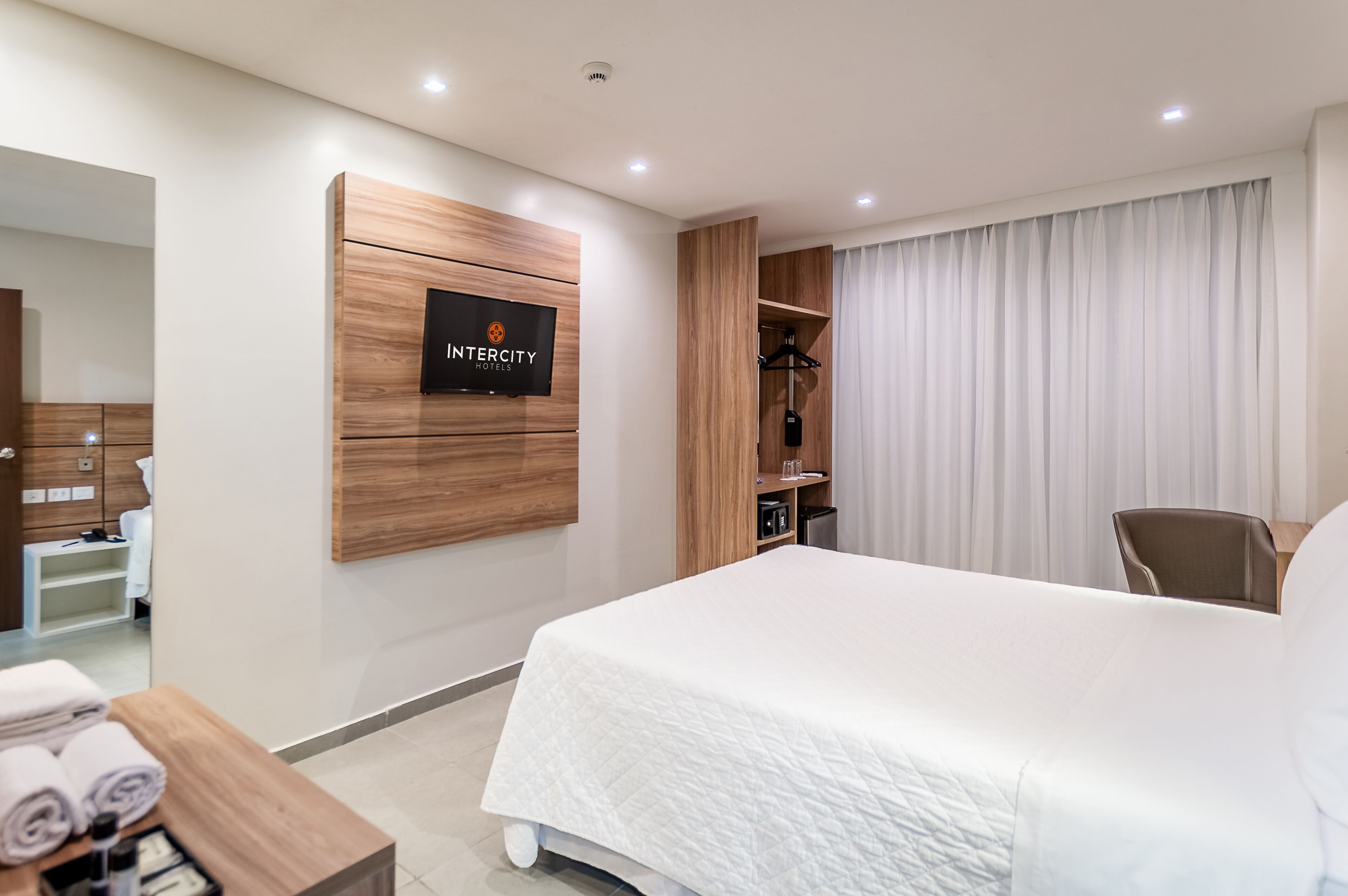 Minibar, in-room safe, laptop workspace, blackout drapes