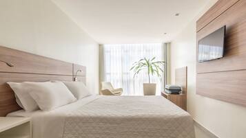 Minibar y caja de seguridad en la habitación