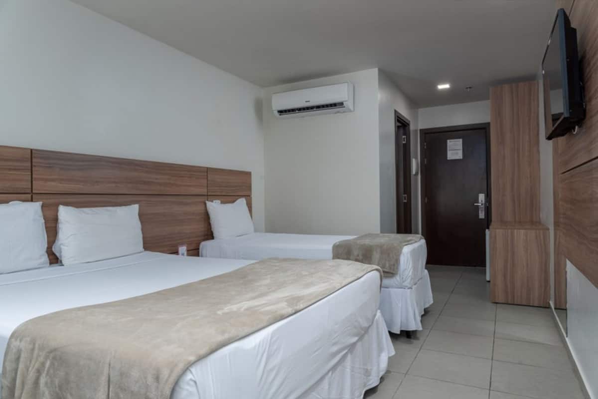 Standard Triplo - 1 Cama Queen e 1 Cama Solteiro | 1 phòng ngủ, minibar, két bảo mật tại phòng