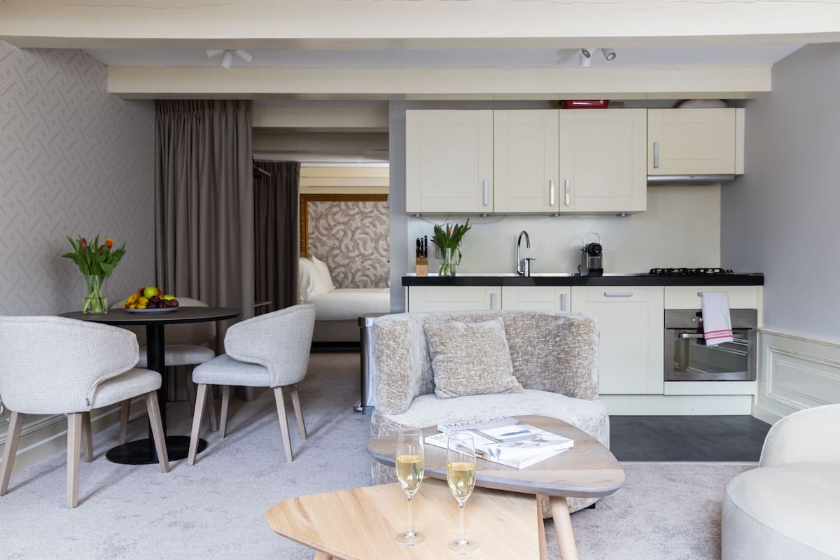 Deluxe Apartment (Souterrain) | Private kitchen | Fridge, microwave, oven, stovetop