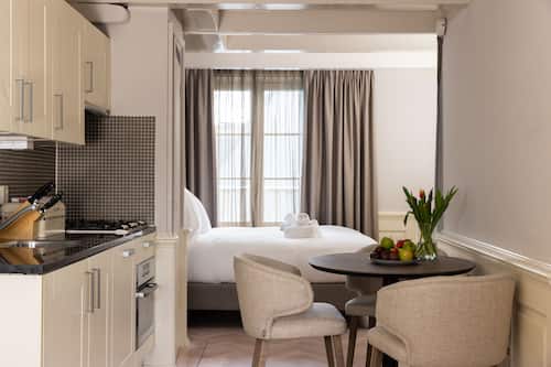 Appartement Deluxe, vue canal | Literie de qualité supérieure, minibar, fer et planche à repasser