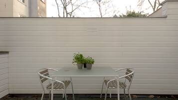 Deluxe appartement, 2 slaapkamers, uitzicht op tuin | Terras
