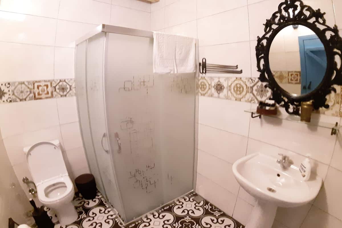 suite, terrace, valley view (large) | bathroom | shower, free toiletries, hair dryer, slippers