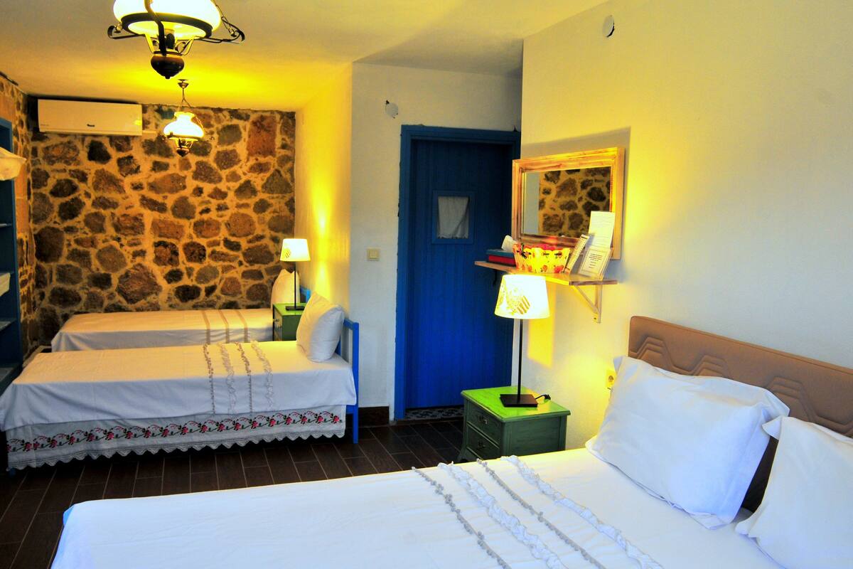 Comfort Room, Multiple Beds | Premium bedding, WiFi (free), bed sheets