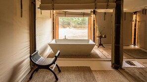 Tienda de campaña Deluxe, 1 habitación (2-Bed 1-Room) | Baño | Amenidades de baño de diseñador, secadora de cabello, pantuflas 