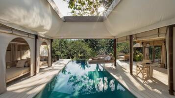 VIP Pool Tent | 1 kamar tidur, minibar, brankas, dan meja kerja