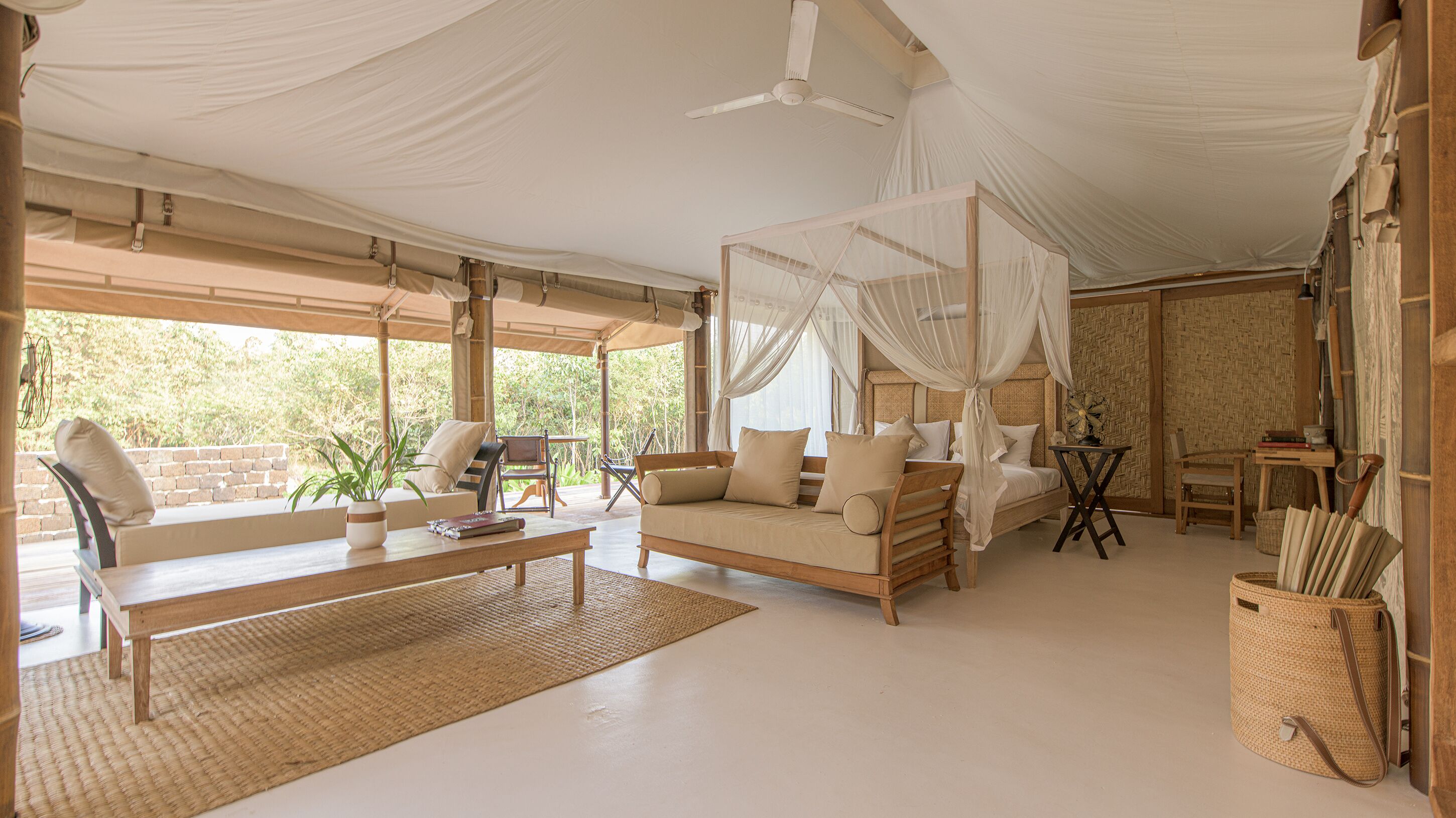 VIP Pool Tent | Frigobar, cofres nos quartos, escrivaninha