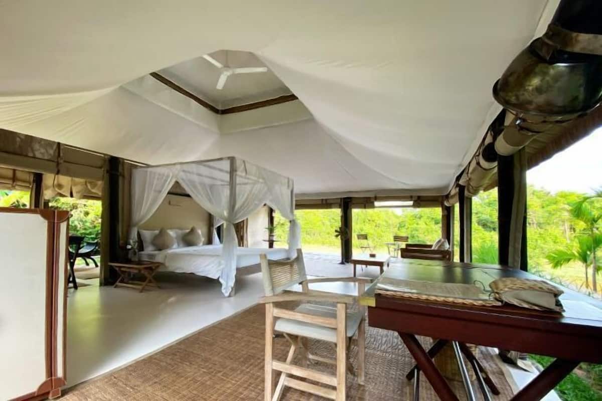 1 kamar tidur, minibar, brankas, dan meja kerja
