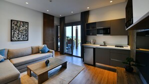 Un salon moderne avec un canapé, une table basse et un tableau accroché au mur.