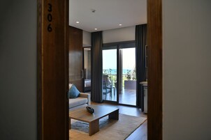 Superior-suite - 1 kingsize-seng med sovesofa | Opholdsområde | Fladskærms-tv