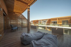 高級套房, 1 張特大雙人床和 1 張沙發床 | 露台/庭院