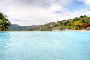 Außenpool, geöffnet von 09:00 Uhr bis 19:00 Uhr, Liegestühle