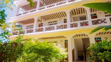 Tallelokero huoneessa, työpöytä, ilmainen Wi-Fi