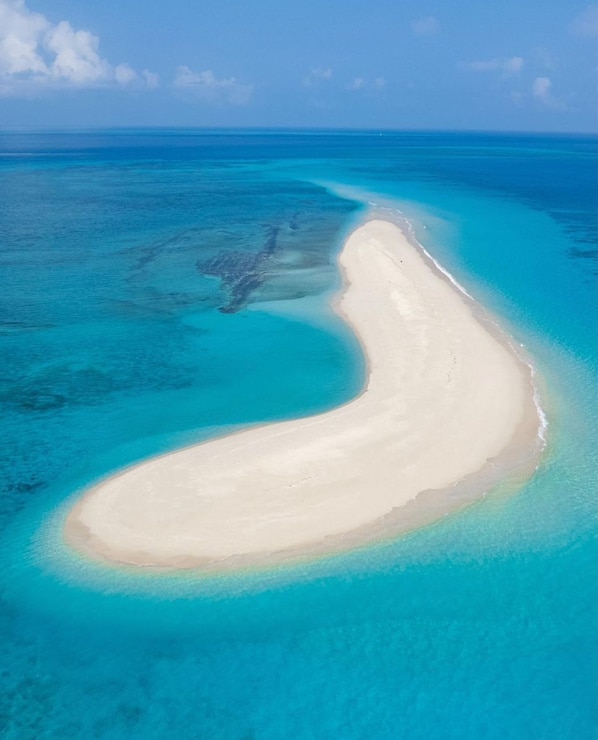 Am Strand, Liegestühle, Sonnenschirme, Strandtücher