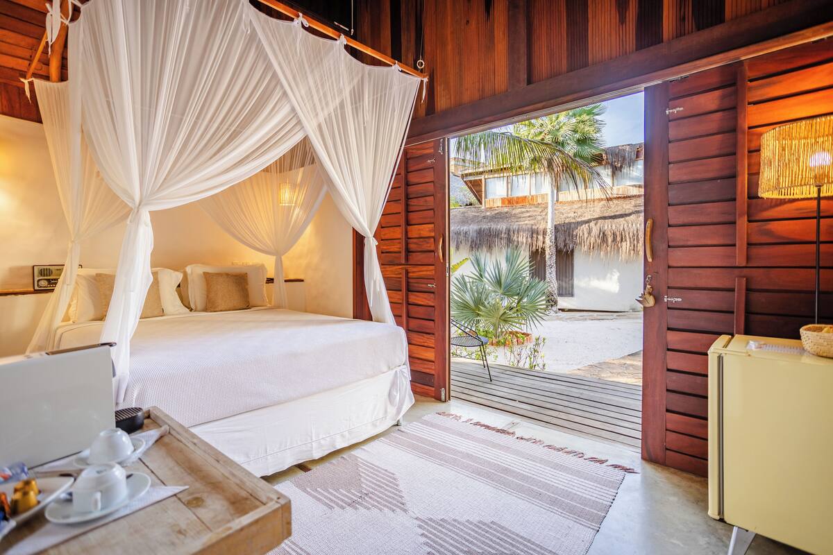 Ein Schlafzimmer mit Bett, Nachttisch und Baldachin.