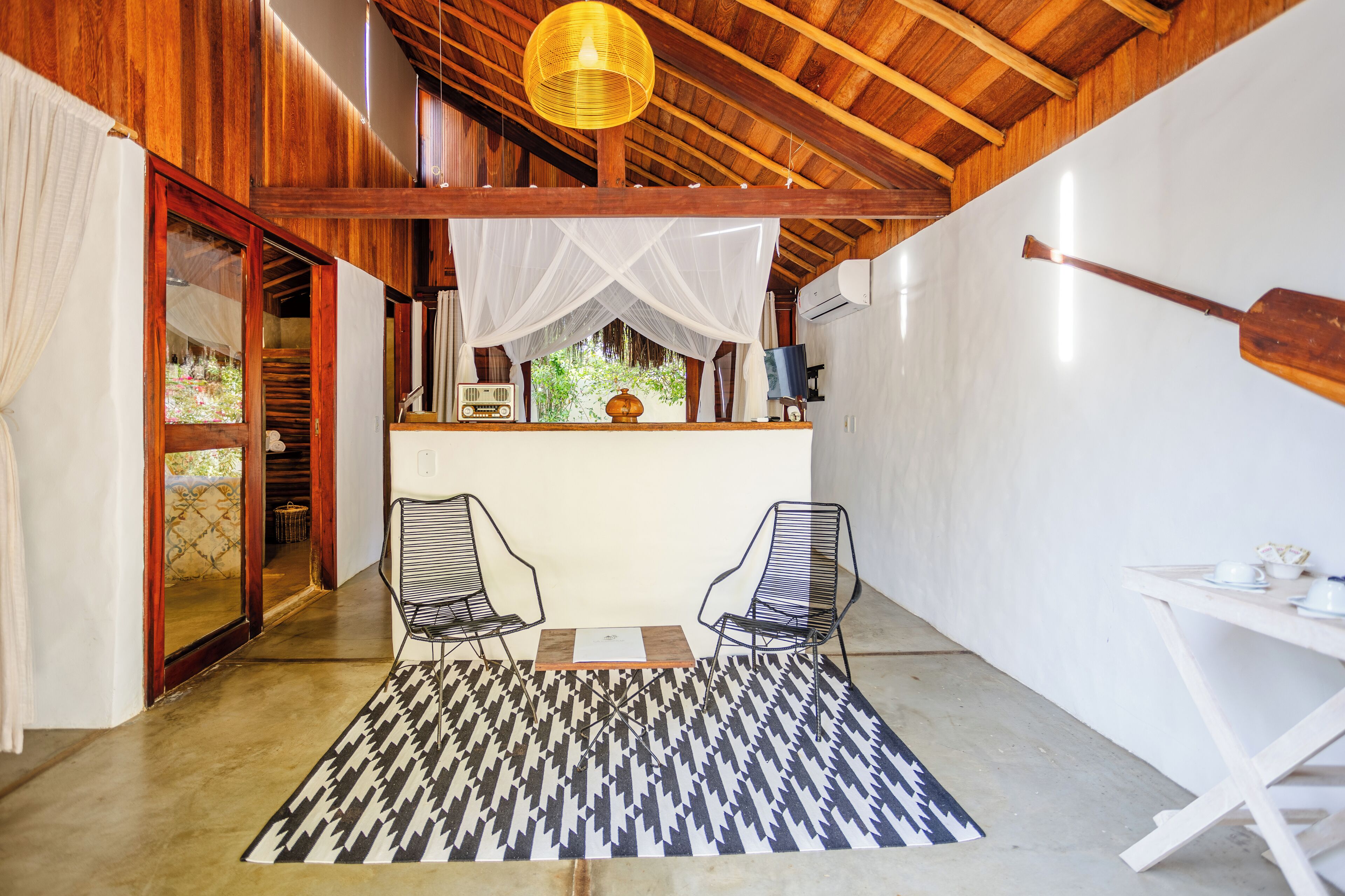 Bangalô standard, 1 cama Queen, no jardim | Área de estar | Smart TV 40 polegadas com canais digitais, Netflix