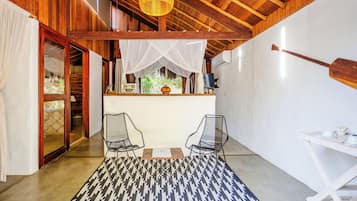 Bangalô standard, 1 cama Queen, no jardim | Área de estar | Smart TV 40 polegadas com canais digitais, Netflix