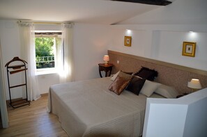 1 habitación, ropa de cama de alta calidad y escritorio
