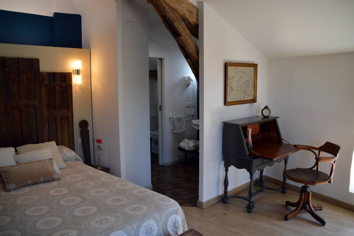 1 habitación, ropa de cama de alta calidad y escritorio
