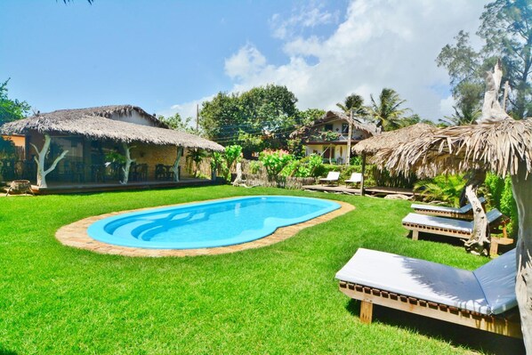 حمّام سباحة خارجي، مقاعد للتشمس