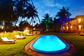 Outdoor pool, sun loungers