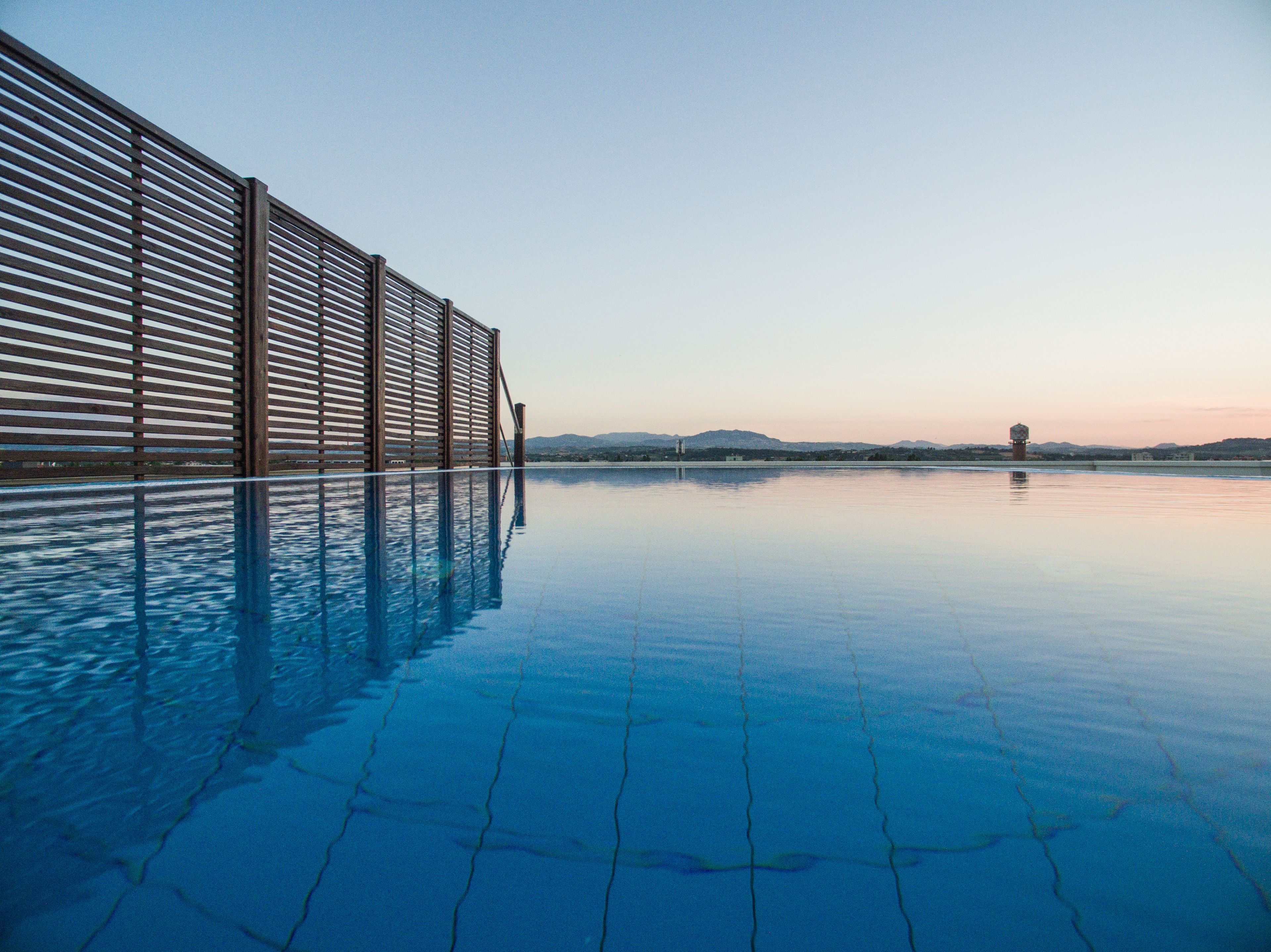 Alberca al aire libre por temporada y camastros 