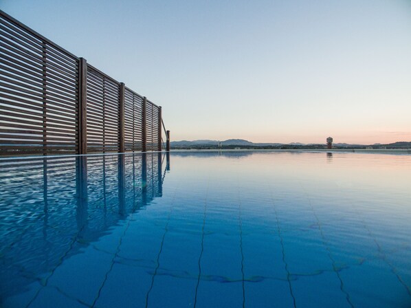 Außenpool (je nach Saison geöffnet), Liegestühle