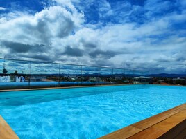 季节性开放的室外游泳池，09:00 至 20:00 开放，日光浴躺椅