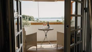 Suite – deluxe, 1 kingsize-seng med sovesofa, balkong, strandutsikt | Terrasse/patio