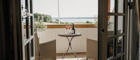 Suite Deluxe, 1 très grand lit et 1 canapé-lit, balcon, vue plage | Terrasse/Patio