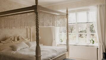 Romantisk suite, 1 kingsize-seng, badekar, delvis havutsikt | Individuelt innredet, wi-fi (inkludert) og sengetøy