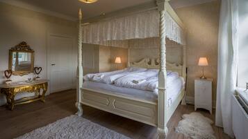 Muebles diferentes, wifi gratis y ropa de cama