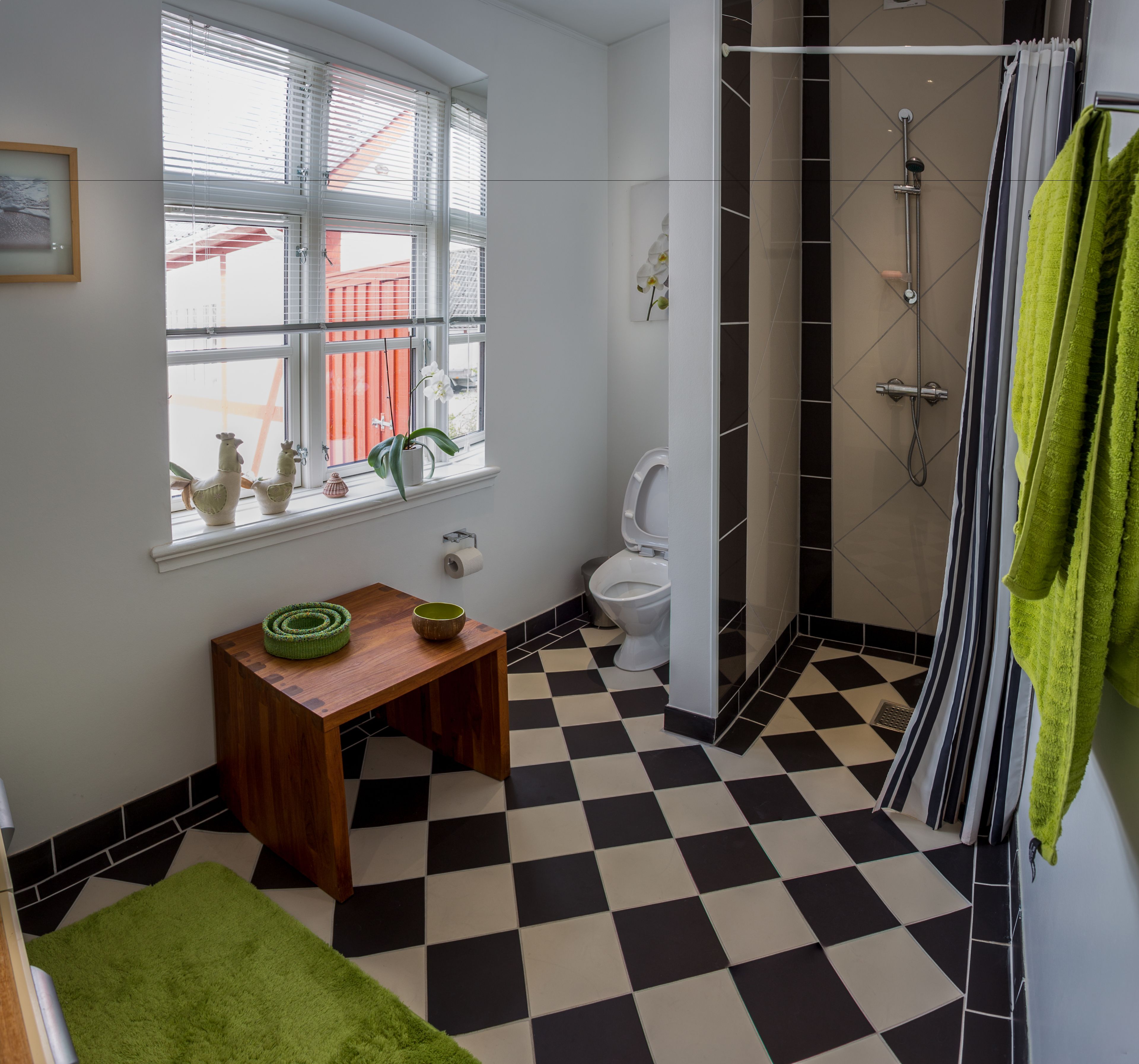 classic room, 1 queen bed | bathroom | towels, toilet paper