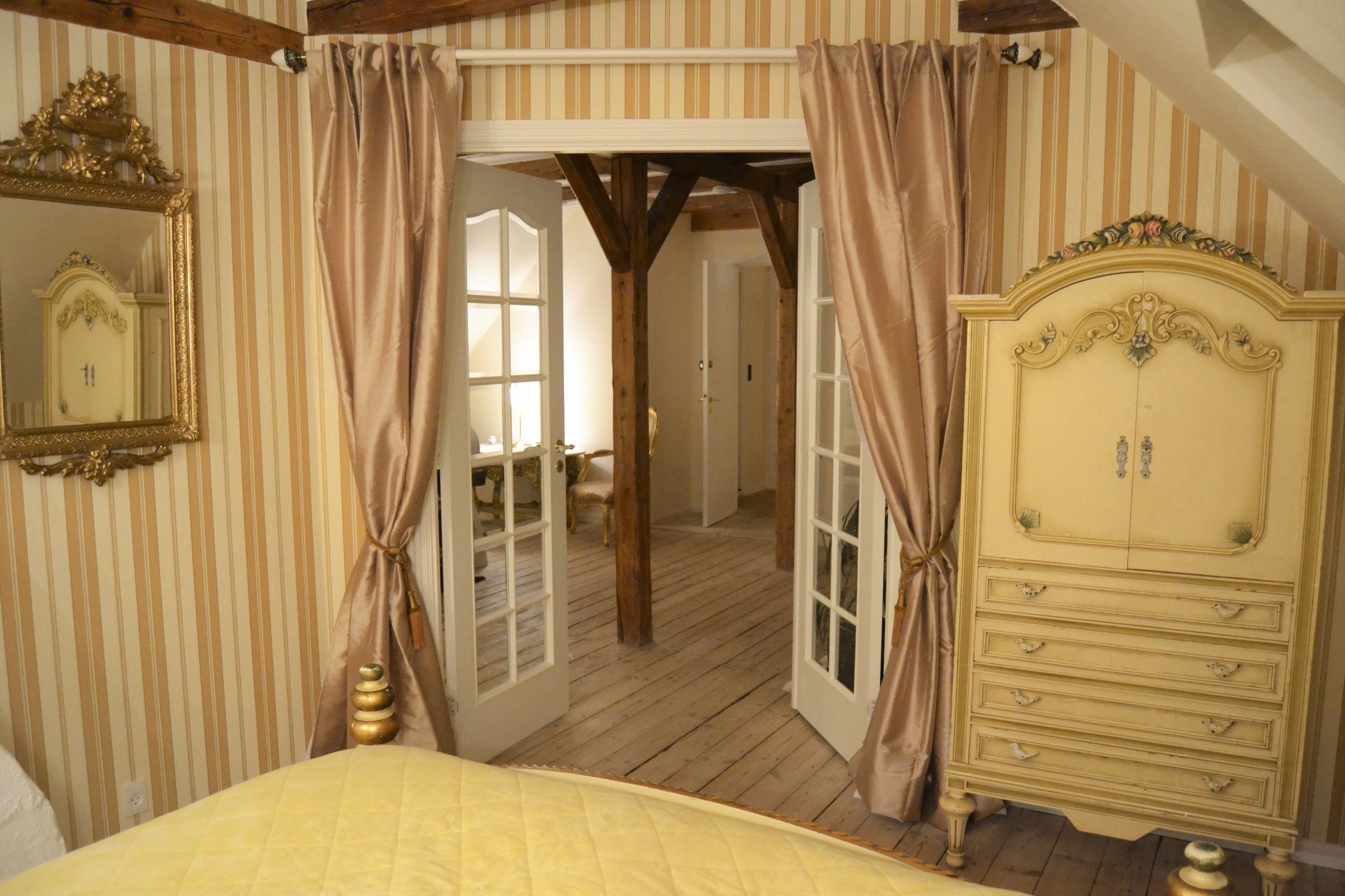 Suite Deluxe, 1 cama King size y sofá cama, balcón, vista a la playa | Muebles diferentes, wifi gratis y ropa de cama 