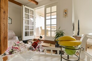 Suite Deluxe, 1 trÚs grand lit et 1 canapé-lit, balcon, vue sur la plage | Nourriture et boissons