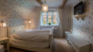 Classic Room, 1 Queen Bed | 1 bedroom, individually furnished, free WiFi, bed sheets