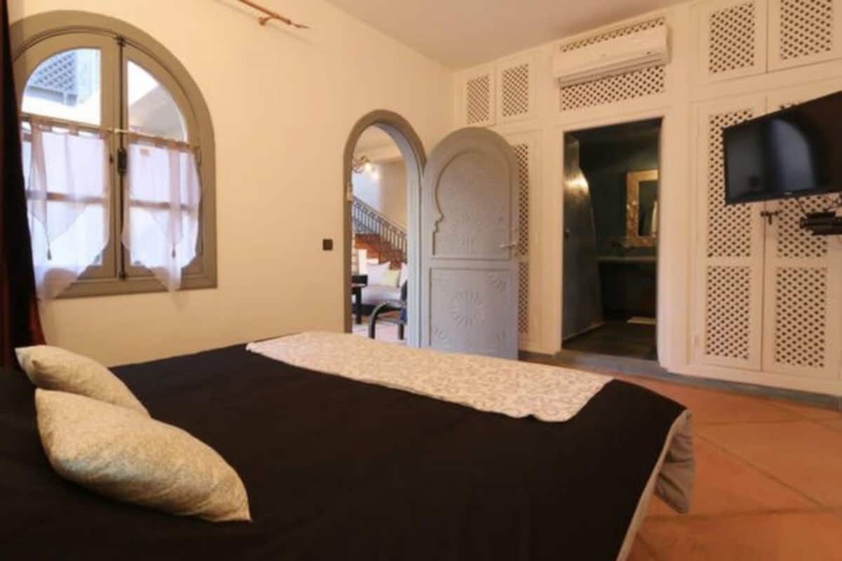 Suite (Adam) | In-room safe, blackout drapes, iron/ironing board, rollaway beds