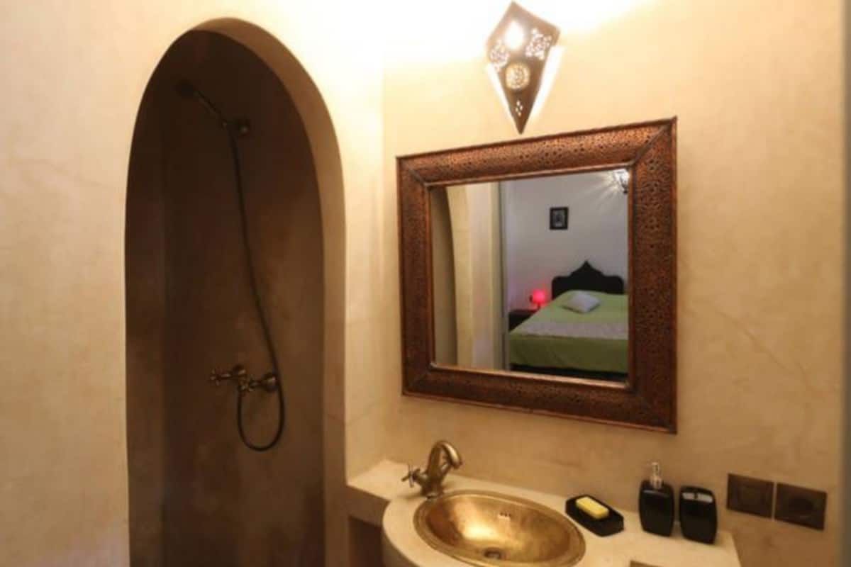 Suite (Ilham) | Bathroom | Shower, free toiletries, hair dryer, towels