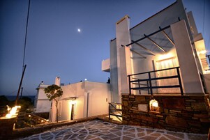 Fachada de la propiedad por la tarde o noche