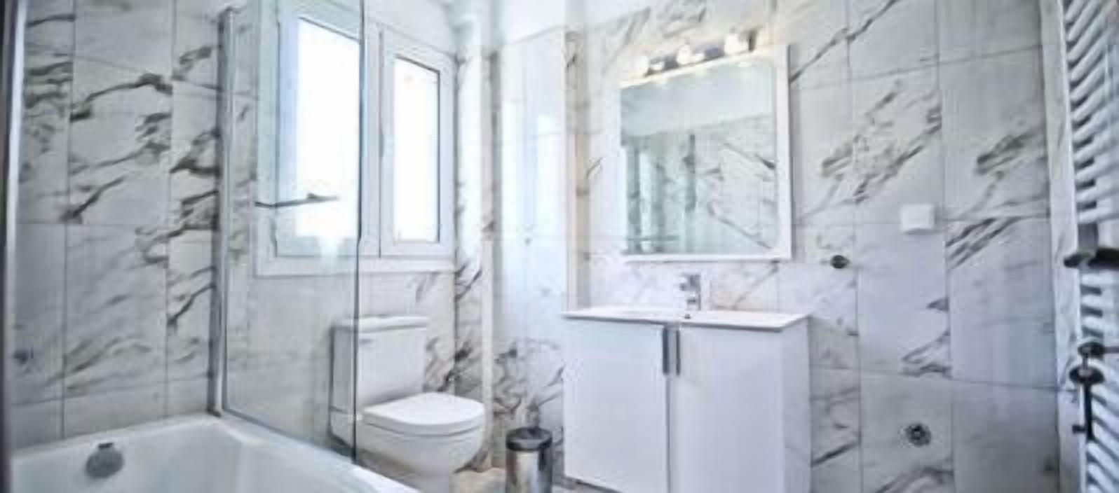 Combined shower/tub, free toiletries, hair dryer, towels