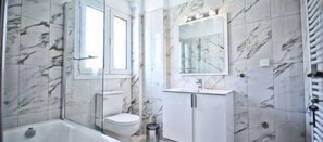 Kombination af bruser/badekar, gratis toiletartikler, hårtørrer