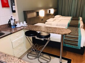Minibar, in-room safe, desk, soundproofing - Florida City Hotel Apartments (Dubai)