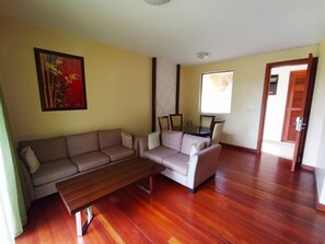 Deluxe-Suite, Blick auf den Golfplatz | Wohnbereich | 32-Zoll-Flachbildfernseher mit Kabelempfang, Fernseher