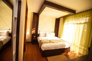 高档床上用品、迷你吧、客房内保险箱、办公桌