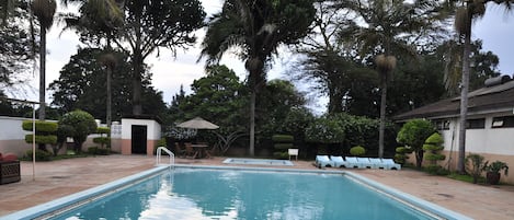 Outdoor pool, sun loungers