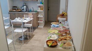 Free daily buffet breakfast  - B&B Il Cantastorie Salentino (Gallipoli)