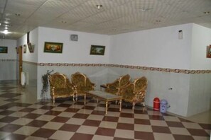 Lobby sitting area - Hotel Faran (Murree)
