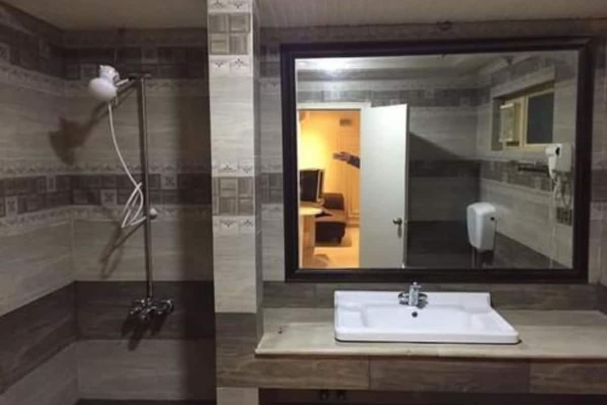 shower, rainfall showerhead, free toiletries, bathrobes