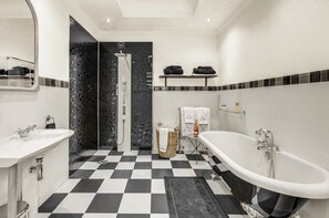 Hus Deluxe - utsikt mot trädgården | Badrum | Gratis toalettartiklar, hårtork, handdukar och tvål