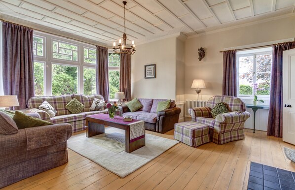 Flat-screen TV, fireplace, DVD player, ping pong